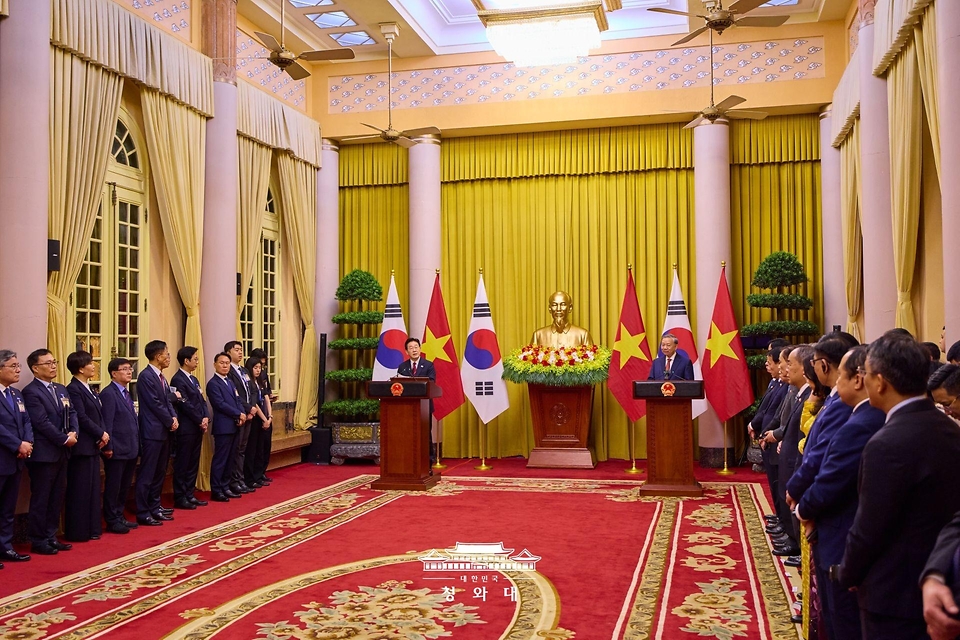 이재명 대통령이 4월 22일(현지 시간) 베트남 하노이 주석궁에서 열린 또 럼 서기장 겸 국가주석과의 공동언론발표에서 발언하고 있다.