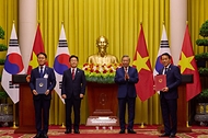 황인권 대통령경호처장과 르엉 땀 꽝 베트남 공안부 장관이 4월 22일(현지 시간) 하노이 주석궁에서 이재명 대통령과 또 럼 공산당 서기장 겸 국가주석이 임석한 가운데 경호안전 협력 양해각서(MOU) 교환 후 기념촬영을 하고 있다.