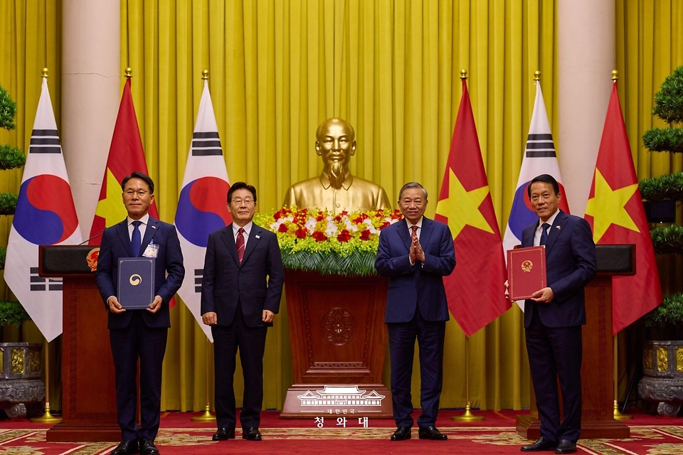 황인권 대통령경호처장과 르엉 땀 꽝 베트남 공안부 장관이 4월 22일(현지 시간) 하노이 주석궁에서 이재명 대통령과 또 럼 공산당 서기장 겸 국가주석이 임석한 가운데 경호안전 협력 양해각서(MOU) 교환 후 기념촬영을 하고 있다.