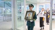 권오을 국가보훈부 장관이 4월 21일 인천국제공항 제2터미널에서 열린 마지막 국외 거주 독립유공자 고(故) 이하전 지사 영현 영접식에 참석해 고(故) 이하전 지사와 배우자 고(故) 고인숙 여사의 영현을 영접하고 있다.