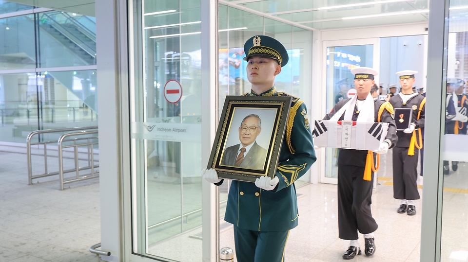 권오을 국가보훈부 장관이 4월 21일 인천국제공항 제2터미널에서 열린 마지막 국외 거주 독립유공자 고(故) 이하전 지사 영현 영접식에 참석해 고(故) 이하전 지사와 배우자 고(故) 고인숙 여사의 영현을 영접하고 있다.