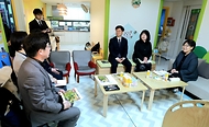 정은경 보건복지부 장관이 4월 21일 서울특별시 노원구 소재 학대피해아동쉼터를 방문해 시설 현장상황을 점검하고, 종사자들을 격려하고 있다.