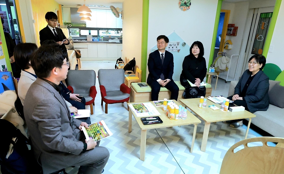 정은경 보건복지부 장관이 4월 21일 서울특별시 노원구 소재 학대피해아동쉼터를 방문해 시설 현장상황을 점검하고, 종사자들을 격려하고 있다.