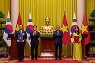 최영삼 주베트남한국대사과 럼 티 프엉 타잉 베트남 문화체육관광부 장관이 4월 22일(현지 시간) 하노이 주석궁에서 이재명 대통령과 또 럼 공산당 서기장 겸 국가주석이 임석한 가운데 2026~2030 문화 협력 양해각서(MOU) 교환 후 기념촬영을 하고 있다.