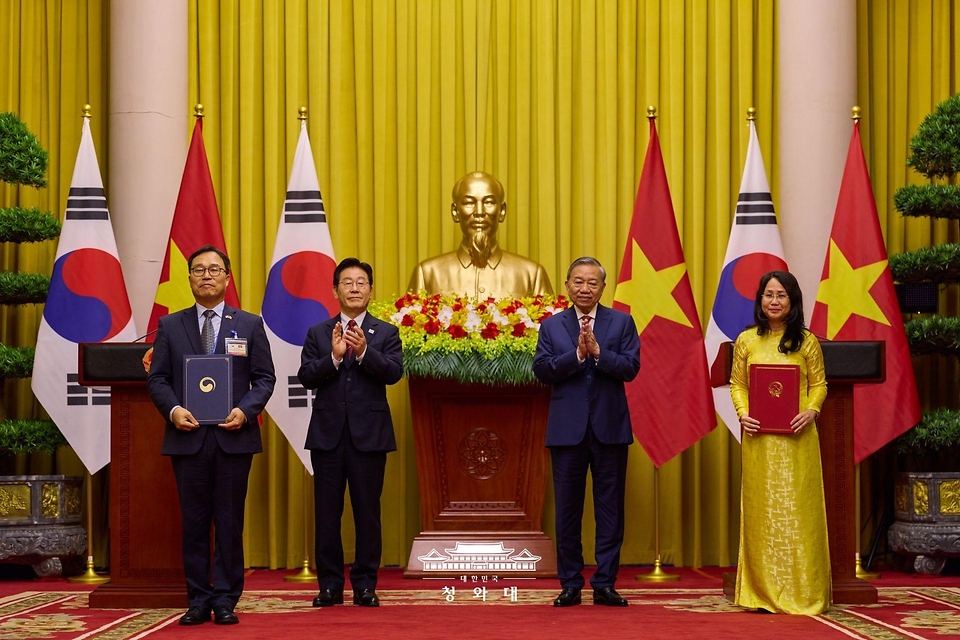 최영삼 주베트남한국대사과 럼 티 프엉 타잉 베트남 문화체육관광부 장관이 4월 22일(현지 시간) 하노이 주석궁에서 이재명 대통령과 또 럼 공산당 서기장 겸 국가주석이 임석한 가운데 2026~2030 문화 협력 양해각서(MOU) 교환 후 기념촬영을 하고 있다.