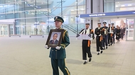 권오을 국가보훈부 장관이 4월 21일 인천국제공항 제2터미널에서 열린 마지막 국외 거주 독립유공자 고(故) 이하전 지사 영현 영접식에 참석해 고(故) 이하전 지사와 배우자 고(故) 고인숙 여사의 영현을 영접하고 있다.