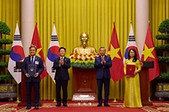 허민 국가유산청장과 럼 티 프엉 타잉 베트남 문화체육관광부 장관이 4월 22일(현지 시간) 하노이 주석궁에서 이재명 대통령과 또 럼 공산당 서기장 겸 국가주석이 임석한 가운데 수중문화유산 교류 협력 양해각서(MOU) 교환 후 기념촬영을 하고 있다.