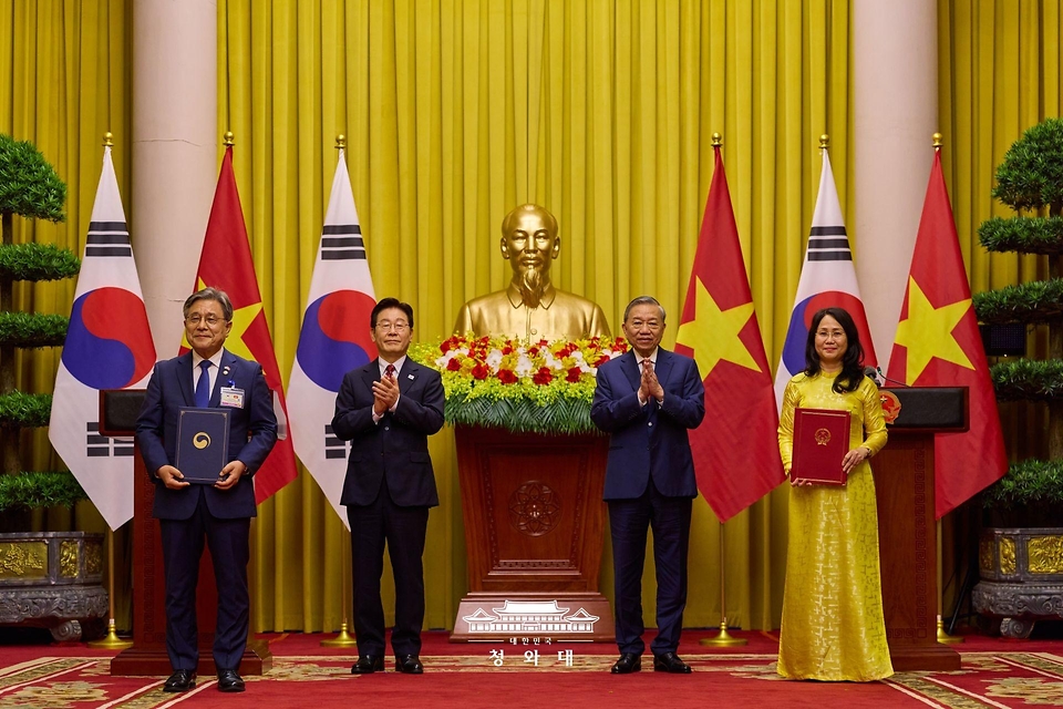 허민 국가유산청장과 럼 티 프엉 타잉 베트남 문화체육관광부 장관이 4월 22일(현지 시간) 하노이 주석궁에서 이재명 대통령과 또 럼 공산당 서기장 겸 국가주석이 임석한 가운데 수중문화유산 교류 협력 양해각서(MOU) 교환 후 기념촬영을 하고 있다.