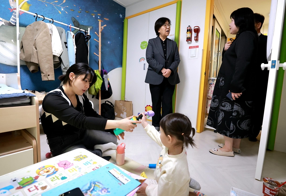 정은경 보건복지부 장관이 4월 21일 서울특별시 노원구 소재 학대피해아동쉼터를 방문해 시설 현장상황을 점검하고, 종사자들을 격려하고 있다.