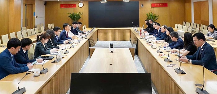 김용선 지식재산처장과 부 하이 꾸언(Vu Hai Quan) 베트남 과학기술부 장관이 4월 21일(현지 시간) 베트남 과학기술부 회의실에서 '지식재산 분야 심화 협력 MOU'를 기반으로 한 향후 양국 간 협력의 우선순위와 방향성을 논의하기 위해 지식재산 장관급 회담을 진행하고 있다.