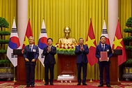 김동철 한국전력공사 사장과 레 응옥 썬 베트남 국가산업에너지공사(PVN) 회장이 4월 22일(현지 시간) 하노이 주석궁에서 이재명 대통령과 또 럼 공산당 서기장 겸 국가주석이 임석한 가운데 원전 개발 협력 가능성 검토 양해각서(MOU) 교환 후 기념촬영을 하고 있다.