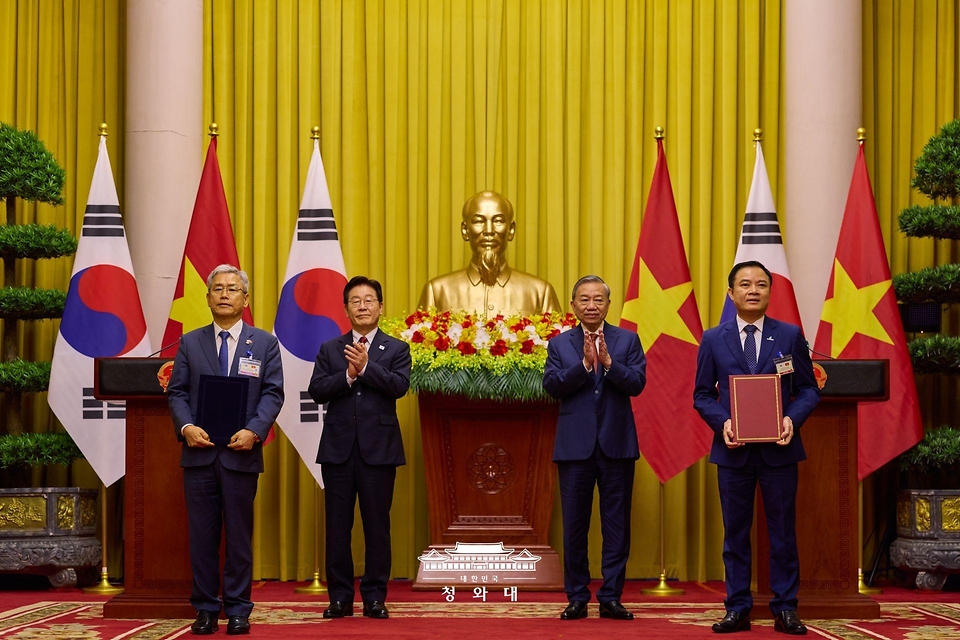 김동철 한국전력공사 사장과 레 응옥 썬 베트남 국가산업에너지공사(PVN) 회장이 4월 22일(현지 시간) 하노이 주석궁에서 이재명 대통령과 또 럼 공산당 서기장 겸 국가주석이 임석한 가운데 원전 개발 협력 가능성 검토 양해각서(MOU) 교환 후 기념촬영을 하고 있다.