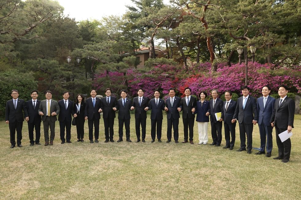 김민석 국무총리가 4월 22일 삼청동 총리서울공관에서열린 고위당정협의회에서 발언을 하고 있다.