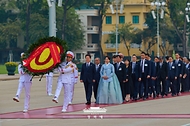 베트남을 국빈 방문한 이재명 대통령과 김혜경 여사가 4월 22일(현지 시간) 하노이 호찌민 묘소를 찾아 헌화를 위해 이동하고 있다. 