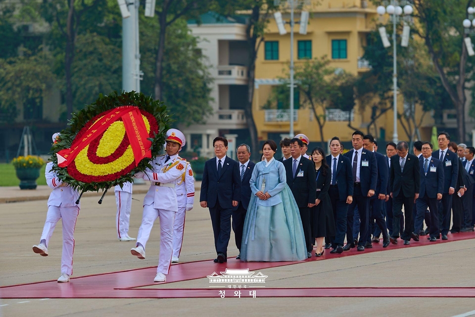베트남을 국빈 방문한 이재명 대통령과 김혜경 여사가 4월 22일(현지 시간) 하노이 호찌민 묘소를 찾아 헌화를 위해 이동하고 있다. 