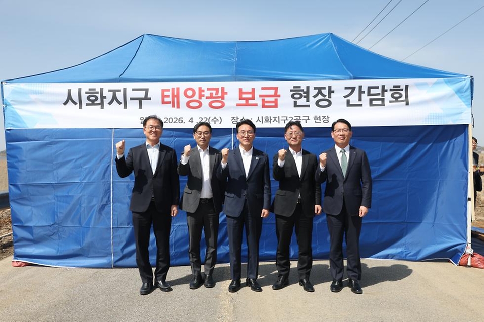 김민석 국무총리가 4월 22일 경기도 화성시 시화지구 태양광 보급 현장을 시찰하고, 간담회를 주재하고 있다.