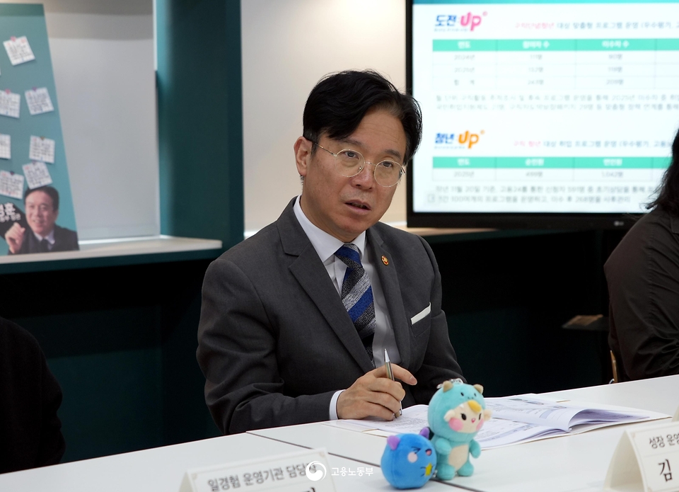 김영훈 고용노동부 장관이 4월 21일 금천구 '청년카페'(명칭: 청춘삘딩)를 방문해, 이번 추가경정예산으로 확대된 지원사업의 진행 상황을 확인하고 있다. 또한 이후 인근 치킨집에서 취업을 준비 중인 청년들과 사회 초년생들을 만나 취업 준비 과정에서의 어려움 등 현장 의견을 청취하고 있다.