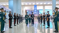 권오을 국가보훈부 장관이 4월 21일 인천국제공항 제2터미널에서 열린 마지막 국외 거주 독립유공자 고(故) 이하전 지사 영현 영접식에 참석해 고(故) 이하전 지사와 배우자 고(故) 고인숙 여사의 영현을 영접하고 있다.