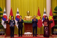 오유경 식품의약품안전처장과 다오 홍 란 베트남 보건부 장관이 4월 22일(현지 시간) 하노이 주석궁에서 이재명 대통령과 또 럼 공산당 서기장 겸 국가주석이 임석한 가운데 식품·의약품·화장품·의료기기 안전 협력 양해각서(MOU) 교환 후 기념촬영을 하고 있다.