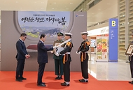 권오을 국가보훈부 장관이 4월 21일 인천국제공항 제2터미널에서 열린 마지막 국외 거주 독립유공자 고(故) 이하전 지사 영현 영접식에 참석해 고(故) 이하전 지사와 배우자 고(故) 고인숙 여사의 영현을 영접하고 있다.
