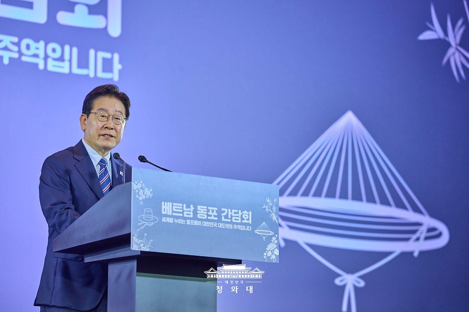  베트남을 국빈 방문 중인 이재명 대통령이 4월 22일(현지 시간) 하노이 한 호텔에서 열린 동포 오찬 간담회에서 인사말을 하고 있다.