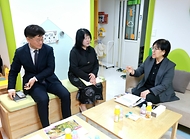 정은경 보건복지부 장관이 4월 21일 서울특별시 노원구 소재 학대피해아동쉼터를 방문해 시설 현장상황을 점검하고, 종사자들을 격려하고 있다.