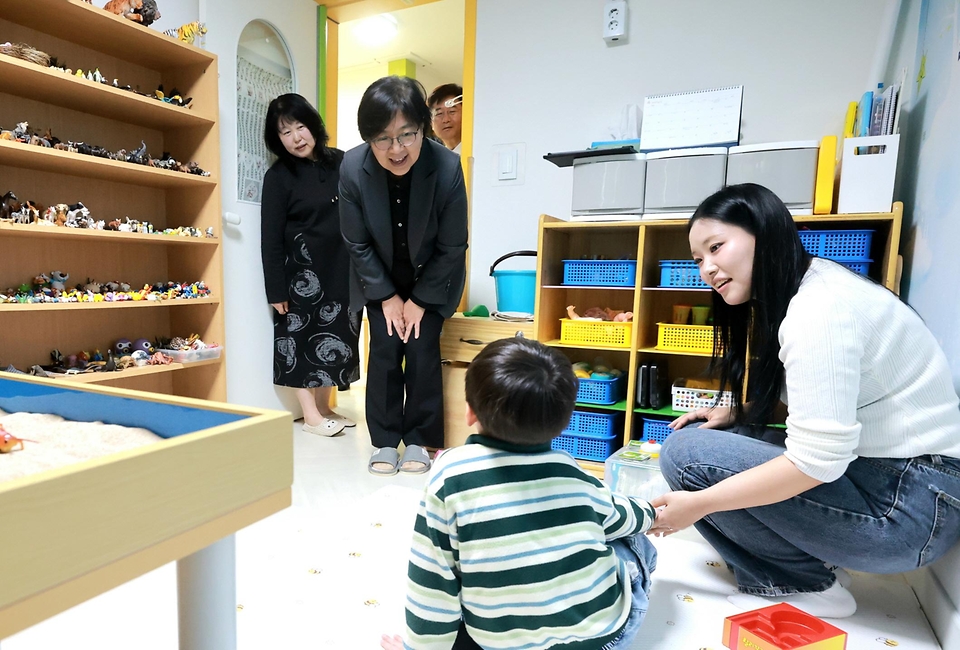 정은경 보건복지부 장관이 4월 21일 서울특별시 노원구 소재 학대피해아동쉼터를 방문해 시설 현장상황을 점검하고, 종사자들을 격려하고 있다.