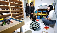 정은경 보건복지부 장관이 4월 21일 서울특별시 노원구 소재 학대피해아동쉼터를 방문해 시설 현장상황을 점검하고, 종사자들을 격려하고 있다.