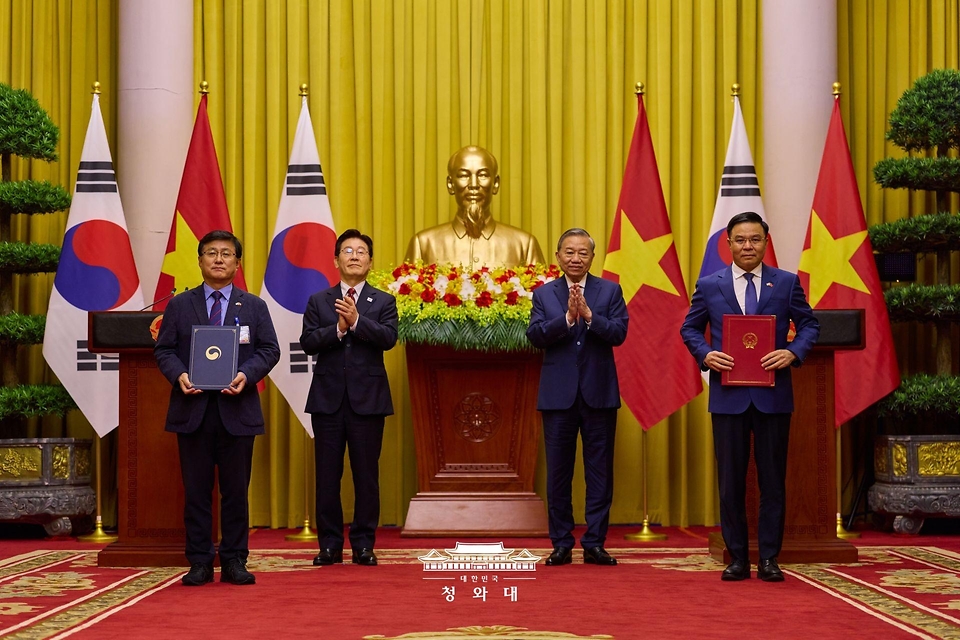 김성환 기후에너지환경부 장관과 레 마잉 훙 베트남 산업무역부 장관이 4월 22일(현지 시간) 하노이 주석궁에서 이재명 대통령과 또 럼 공산당 서기장 겸 국가주석이 임석한 가운데 전력 인프라 협력 양해각서(MOU) 교환 후기념촬영을 하고 있다.