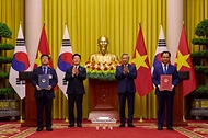 김성환 기후에너지환경부 장관과 찡 비엣 훙 베트남 농업환경부 장관이 4월 22일(현지 시간) 하노이 주석궁에서 이재명 대통령과 또 럼 공산당 서기장 겸 국가주석이 임석한 가운데 물 안보 협력 양해각서(MOU) 교환 후기념촬영을 하고 있다.