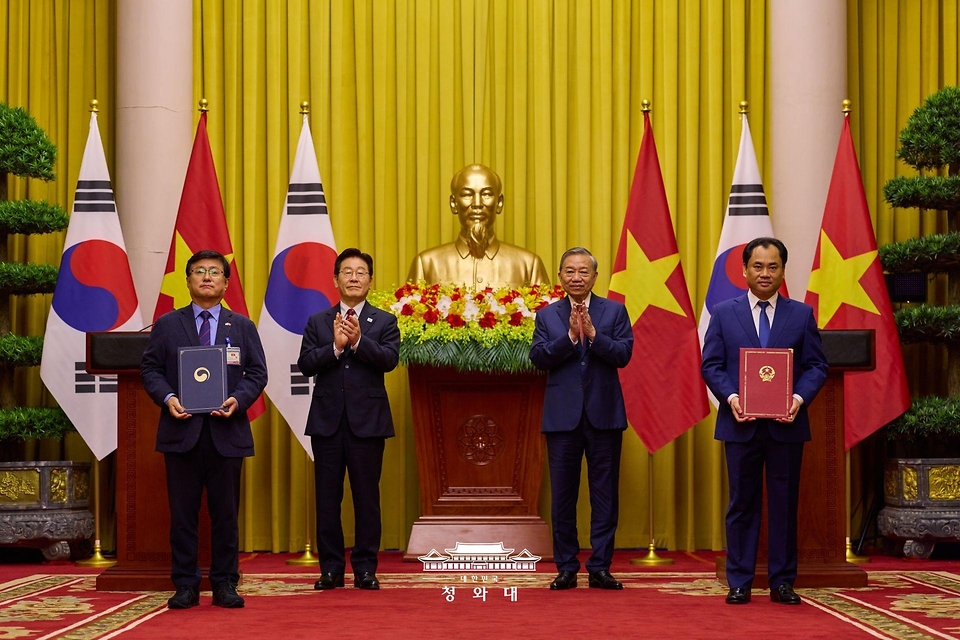 김성환 기후에너지환경부 장관과 찡 비엣 훙 베트남 농업환경부 장관이 4월 22일(현지 시간) 하노이 주석궁에서 이재명 대통령과 또 럼 공산당 서기장 겸 국가주석이 임석한 가운데 물 안보 협력 양해각서(MOU) 교환 후기념촬영을 하고 있다.