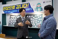 김영훈 고용노동부 장관이 4월 21일 금천구 '청년카페'(명칭: 청춘삘딩)를 방문해, 이번 추가경정예산으로 확대된 지원사업의 진행 상황을 확인하고 있다. 또한 이후 인근 치킨집에서 취업을 준비 중인 청년들과 사회 초년생들을 만나 취업 준비 과정에서의 어려움 등 현장 의견을 청취하고 있다.