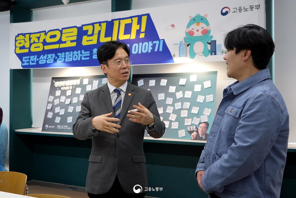 김영훈 고용노동부 장관이 4월 21일 금천구 '청년카페'(명칭: 청춘삘딩)를 방문해, 이번 추가경정예산으로 확대된 지원사업의 진행 상황을 확인하고 있다. 또한 이후 인근 치킨집에서 취업을 준비 중인 청년들과 사회 초년생들을 만나 취업 준비 과정에서의 어려움 등 현장 의견을 청취하고 있다.
