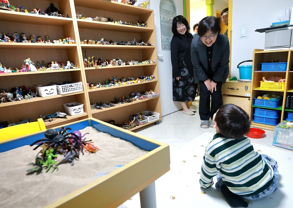정은경 보건복지부 장관이 4월 21일 서울특별시 노원구 소재 학대피해아동쉼터를 방문해 시설 현장상황을 점검하고, 종사자들을 격려하고 있다.