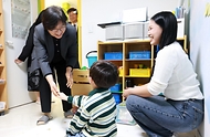 정은경 보건복지부 장관이 4월 21일 서울특별시 노원구 소재 학대피해아동쉼터를 방문해 시설 현장상황을 점검하고, 종사자들을 격려하고 있다.