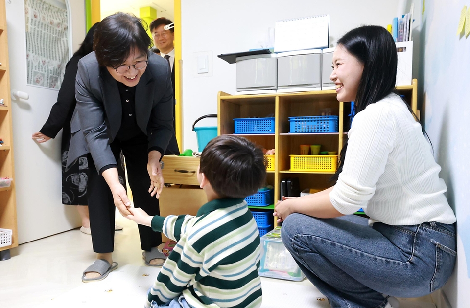 정은경 보건복지부 장관이 4월 21일 서울특별시 노원구 소재 학대피해아동쉼터를 방문해 시설 현장상황을 점검하고, 종사자들을 격려하고 있다.