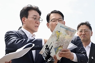 김민석 국무총리가 4월 22일 경기도 화성시 시화지구 태양광 보급 현장을 시찰하고, 간담회를 주재하고 있다.