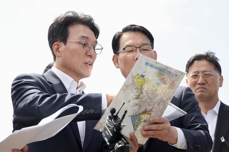김민석 국무총리가 4월 22일 경기도 화성시 시화지구 태양광 보급 현장을 시찰하고, 간담회를 주재하고 있다.