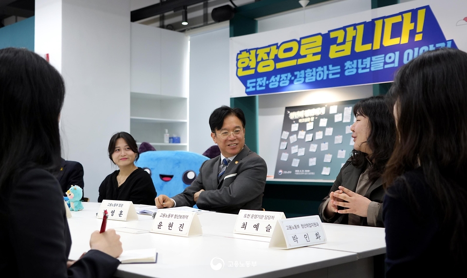 김영훈 고용노동부 장관이 4월 21일 금천구 '청년카페'(명칭: 청춘삘딩)를 방문해, 이번 추가경정예산으로 확대된 지원사업의 진행 상황을 확인하고 있다. 또한 이후 인근 치킨집에서 취업을 준비 중인 청년들과 사회 초년생들을 만나 취업 준비 과정에서의 어려움 등 현장 의견을 청취하고 있다.