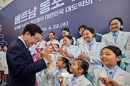  베트남을 국빈 방문 중인 이재명 대통령과 김혜경 여사가 4월 22일(현지 시간) 하노이 한 호텔에서 열린 동포 오찬 간담회에서 참석자들과 인사하고 있다.