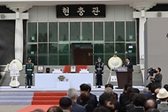 김민석 국무총리가 4월 22일 동작구 국립서울현충원에서 열린 독립유공자 이하전 지사 유해봉환식에서 참배 및 봉환사를 하고 있다.