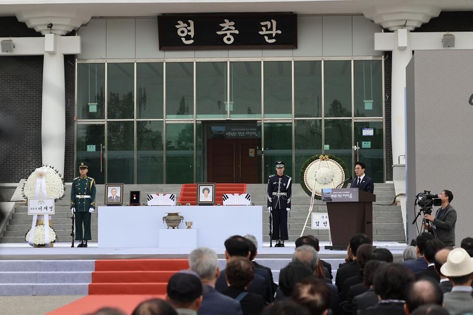 김민석 국무총리가 4월 22일 동작구 국립서울현충원에서 열린 독립유공자 이하전 지사 유해봉환식에서 참배 및 봉환사를 하고 있다.