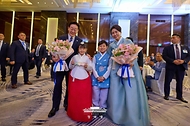베트남을 국빈 방문 중인 이재명 대통령과 김혜경 여사가 4월 22일(현지 시간) 하노이 한 호텔에서 열린 동포 오찬 간담회에서 화동들과 기념 촬영하고 있다.