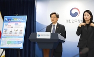 정일연 국민권익위원회 위원장이 4월 14일 서울 종로구 정부서울청사에서 중동발 유가 불안 등 민생 위기 극복을 위한 대응계획을 발표하고 있다.
