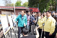 윤호중 행정안전부 장관이 4월 23일 서울 우이동 인수천 인근의 하천·계곡 불법 점용시설 정비실태 현장을 점검하고 있다.
