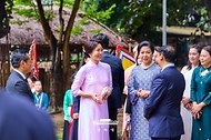 김혜경 여사와 또 럼 베트남 공산당 서기장의 부인 응오 프엉 리 여사가 4월 23일(현지 시간) 하노이 민족학 박물관에서 관계자로부터 설명을 듣고 있다.