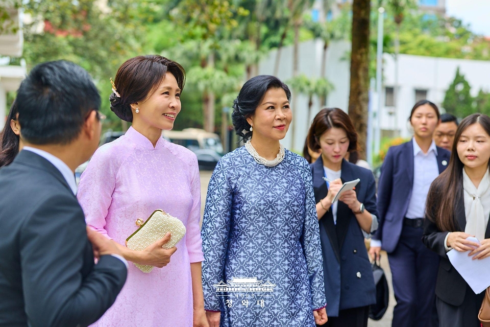 김혜경 여사와 또 럼 베트남 공산당 서기장의 부인 응오 프엉 리 여사가 4월 23일(현지 시간) 하노이 민족학 박물관에서 대화하며 이동하고 있다. 