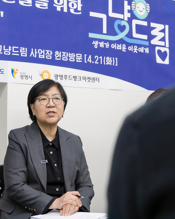 정은경 보건복지부 장관이 5월 18일 그냥드림 본 사업 시행을 앞두고 4월 21일 광명시 그냥드림 사업장을 방문해 운영현황을 점검하고 현장의 목소리를 청취하고 있다.
