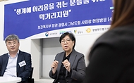 정은경 보건복지부 장관이 5월 18일 그냥드림 본 사업 시행을 앞두고 4월 21일 광명시 그냥드림 사업장을 방문해 운영현황을 점검하고 현장의 목소리를 청취하고 있다.