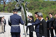김민석 국무총리가 4월 24일 동작구 국립서울현충원에서 열린 제3회 순직의무군경의 날 기념식에서 분향 및 기념사를 하고 있다.